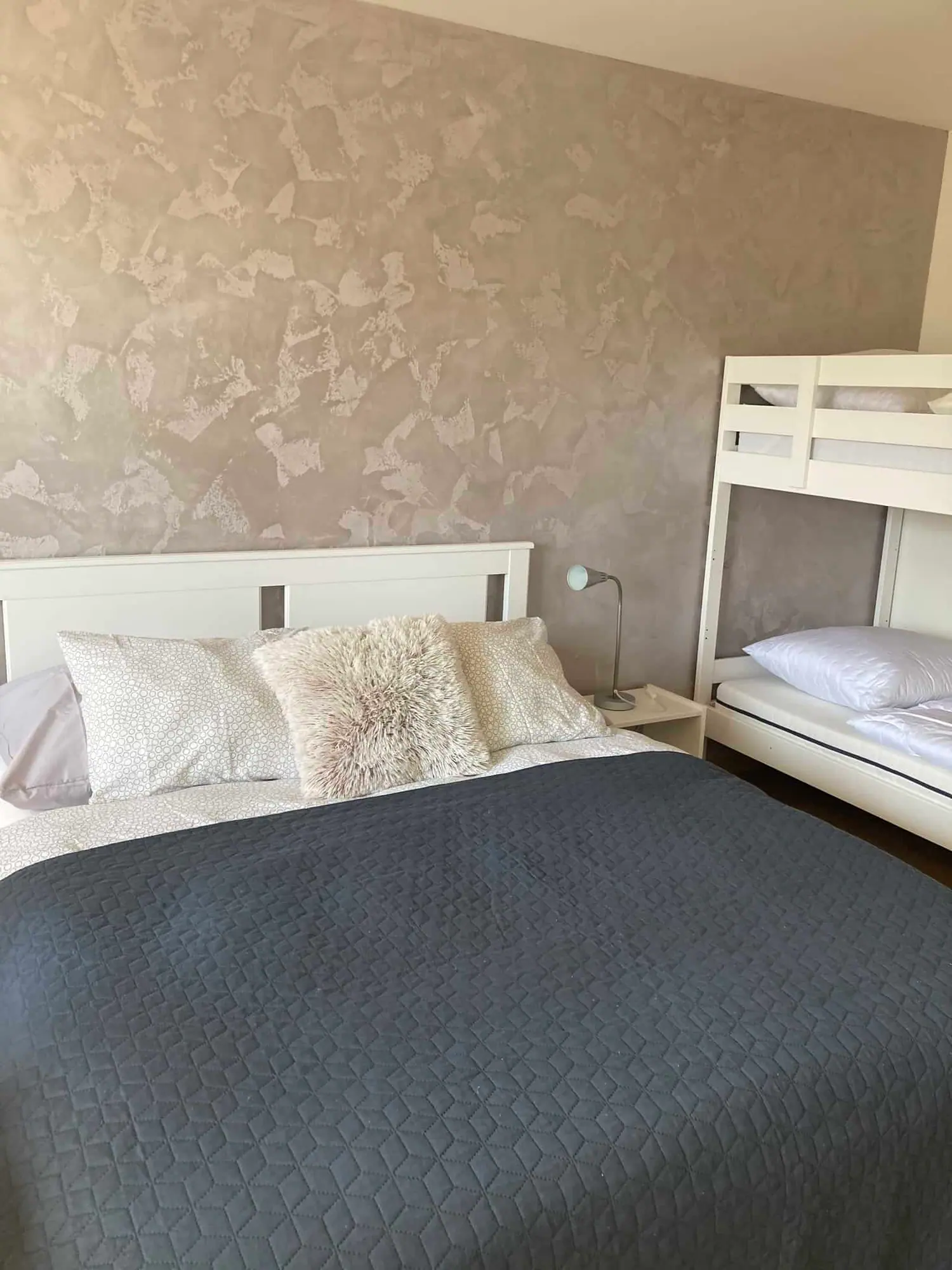 Ložnice v Apartmánu Valet s manželskou postelí a patrovou postelí pro děti