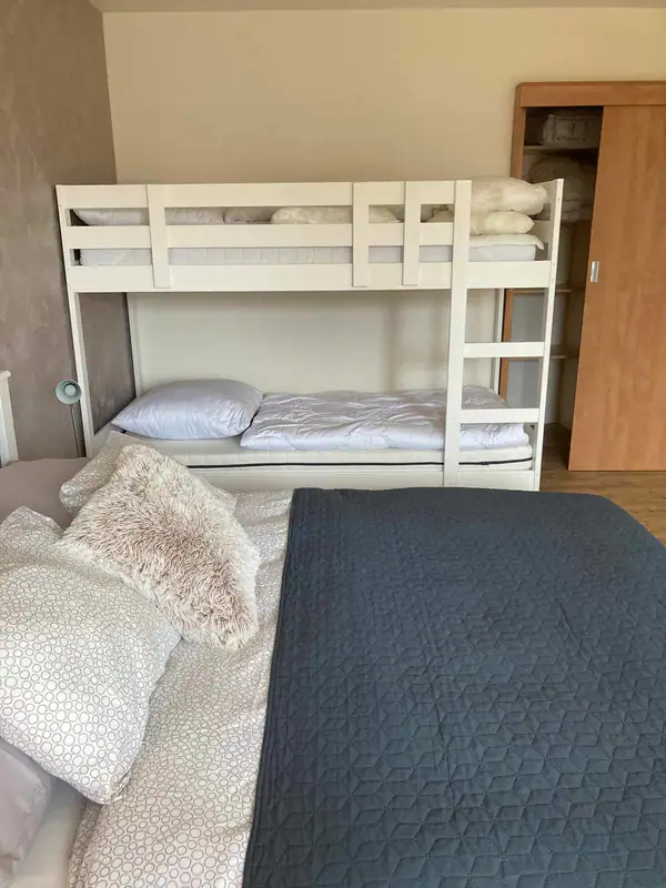 Apartmán Valet — kuchyňský kout s jídelním stolem