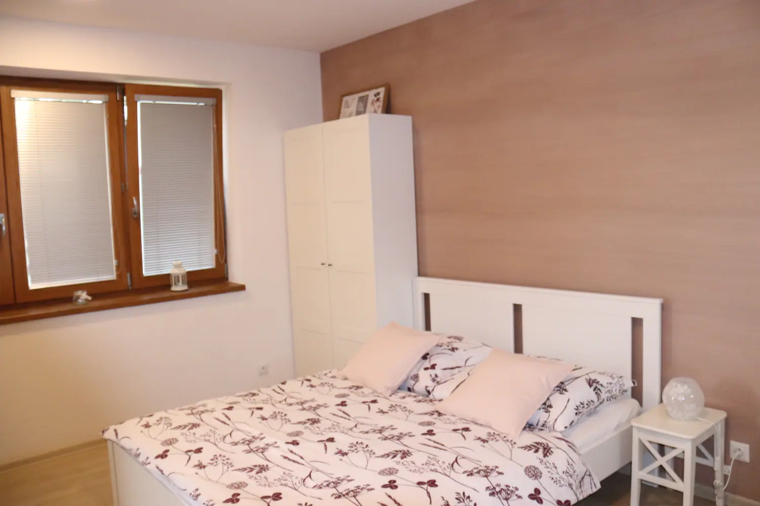 Interiér Apartmánu Valet New — moderní ložnice s dvoulůžkovou postelí