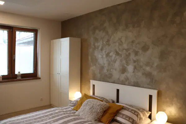 Apartmán Valet New — ložnice s nočními stolky