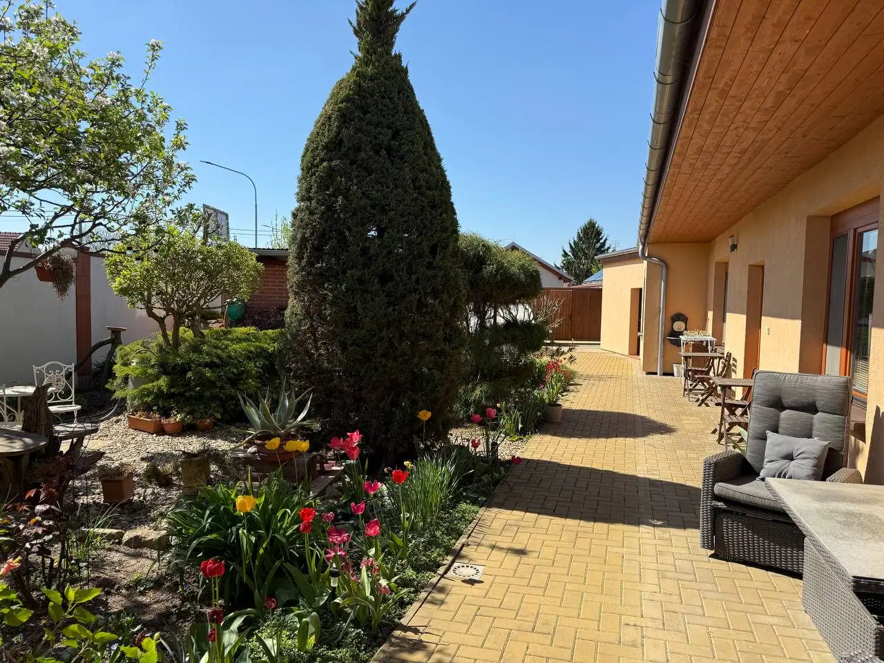 Apartmány Valet — kvetoucí zahrada s terasou