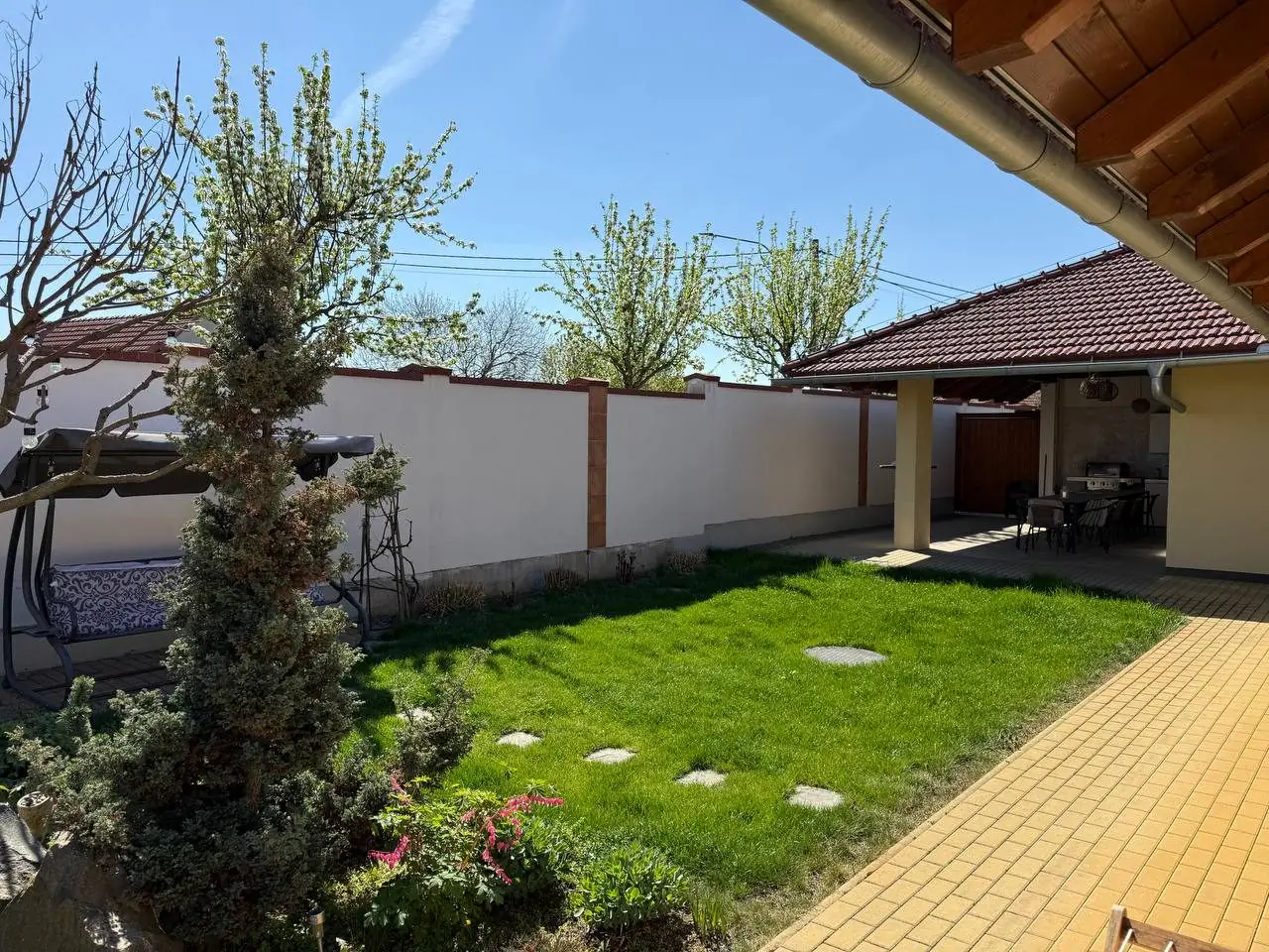 Apartmány Valet — zahrada s pergolou a grilovacím koutem